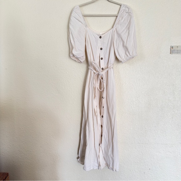 H&M Creped Dress Puff Sleeves
Square Neckline - Picture 7 of 13